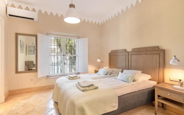 18024 - Superb Villa Near Beach With Heated Pool