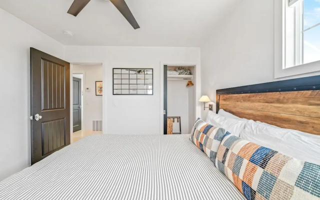 Your Dream Seaside Vacation! Charming 2 BDR Home