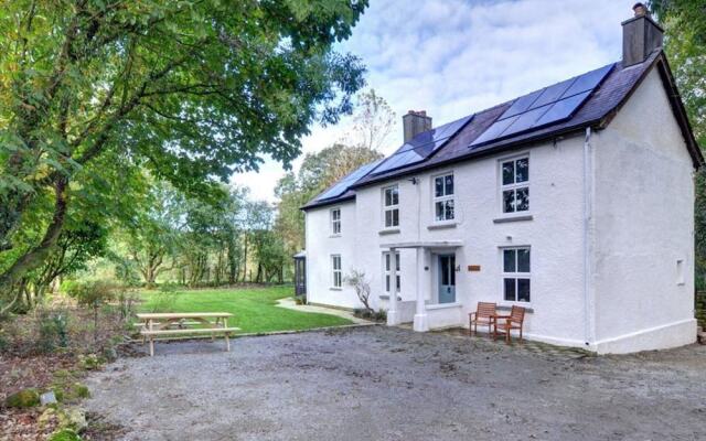 Restful Holiday Home in Glandwr near River