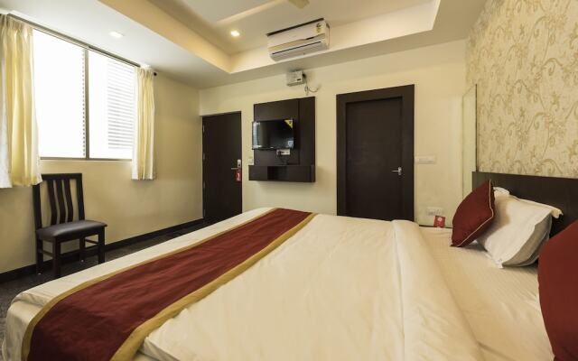 OYO 11414 Hotel Silver Suites