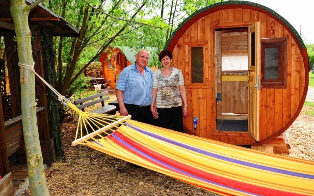 Mini Hotel Übernachten Im Gurkenfass