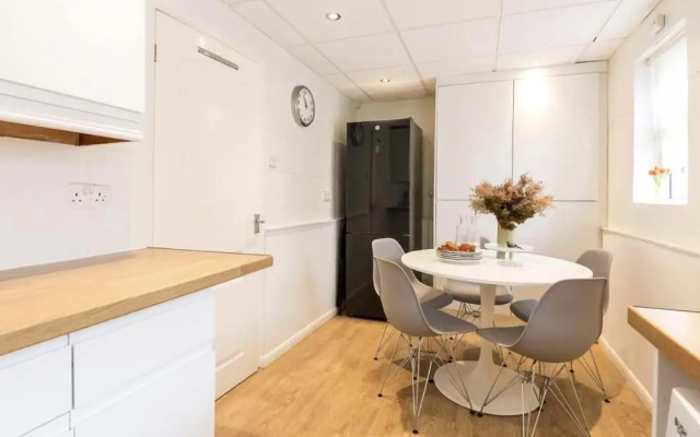 Spacious 4 Bedroom House Sleeps 8