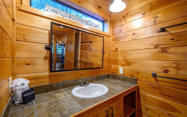 Okehi Pine Cabin With Wood Burning Fireplace and Outdoor Hot Tub by Redawning