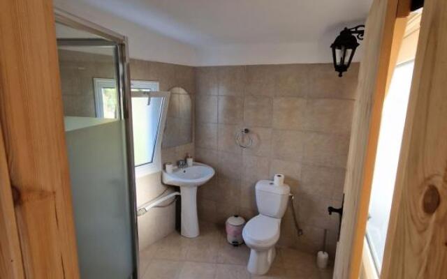 Aprosmeno Jacuzzi House 4