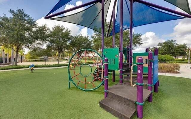 Summer Sparkle 4 Bedroom Home by RedAwning