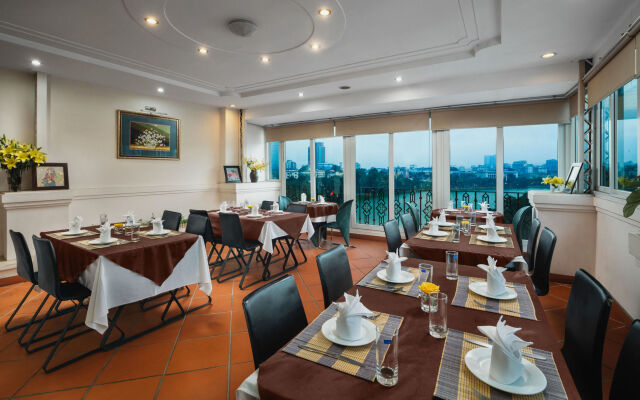 Lakeside Palace Hotel