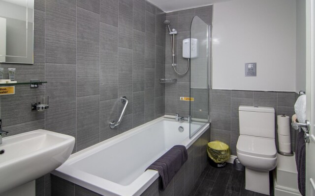 2 Bedrooms Sleeps 6 Near Top Blackpool Attractions