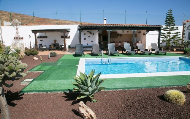 Villa With 4 Bedrooms in Las Palmas, With Wonderful Mountain View, Private Pool, Enclosed Garden - 20 km From the Beach