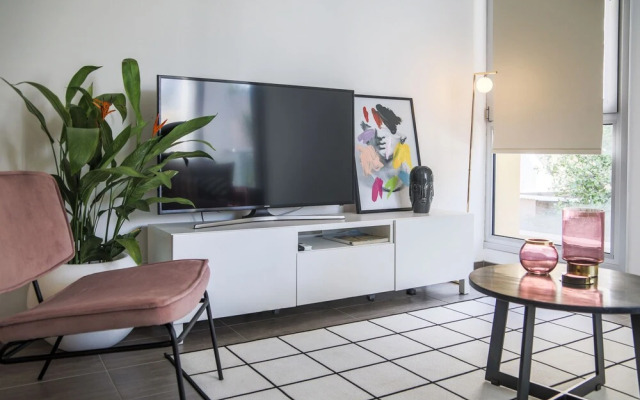 Phaedrus Living: City Luxury Flat Anemone 103