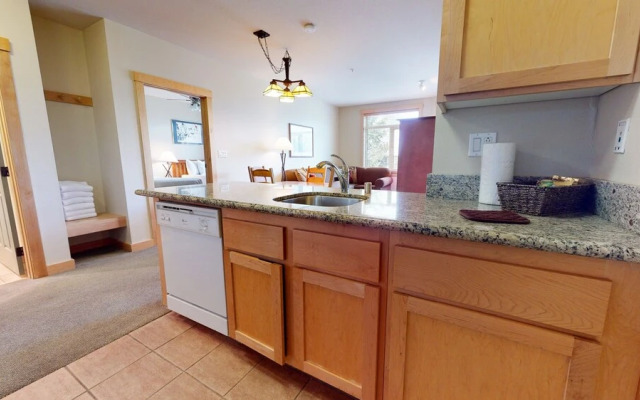 Sunstone 125 Ski-In Ski-Out, Mountain Modern, Garage, Fitness Center by RedAwning