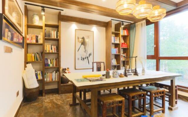 Wuyuan Fangzi Tea Homestay (Wuyuan High-speed Railway Station Xiangao Ancient City Branch)