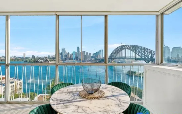 Sydney's Landmark Views from Luxury 2Bd Apt