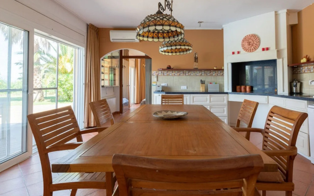 Delux Villa in Vilacolum With Swimming Pool