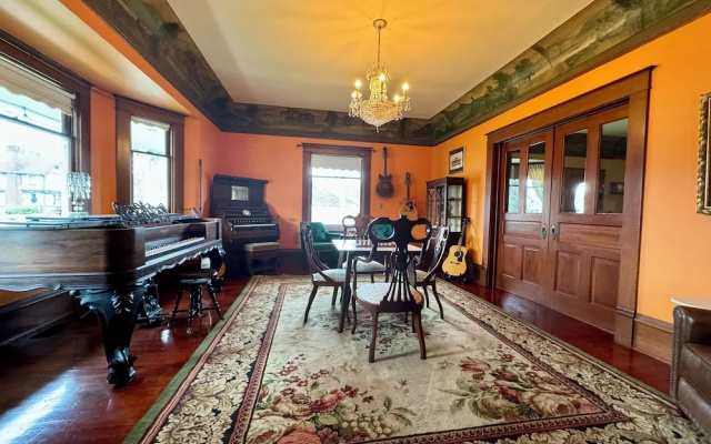 Hubble House Inn