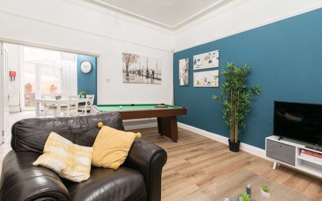 Modern Apartment With Private hot tub & Parking