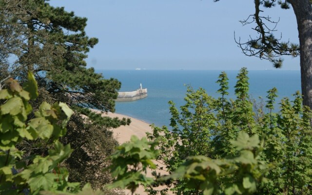 10 to12 Folkestone Bed  Breakfast