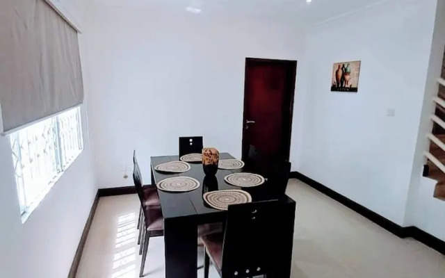 Stylish 3 Bedroom House Near Airport & Marina Mall