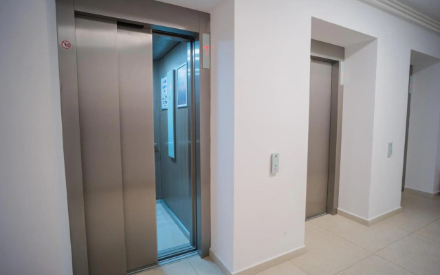 Central 1BR - city view + large balcony + Netflix