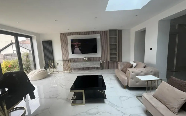 BnJ Luxury 2 Bedroom Cozy Retreat in Borehamwood