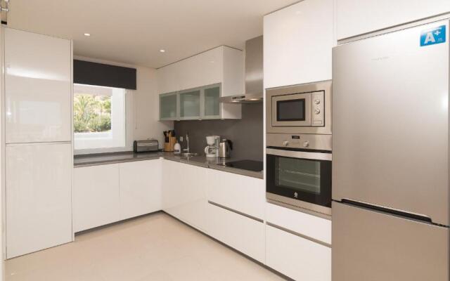 2214-Modern apt with private beach