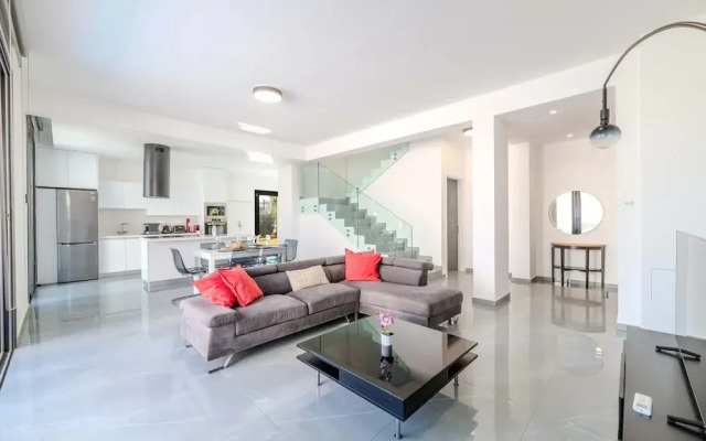 By The Beach - Aura Villa