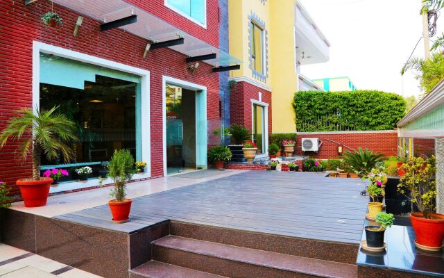OYO 386 Hotel Lotus Panache