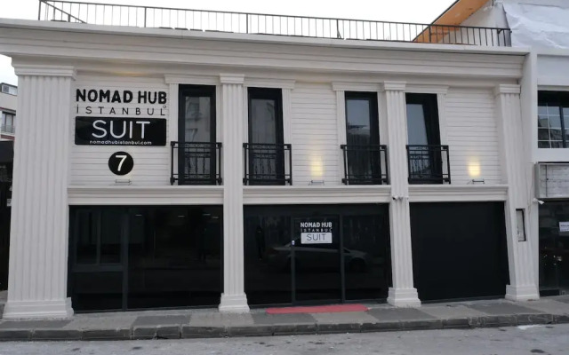 Nomad Hub Istanbul Suit