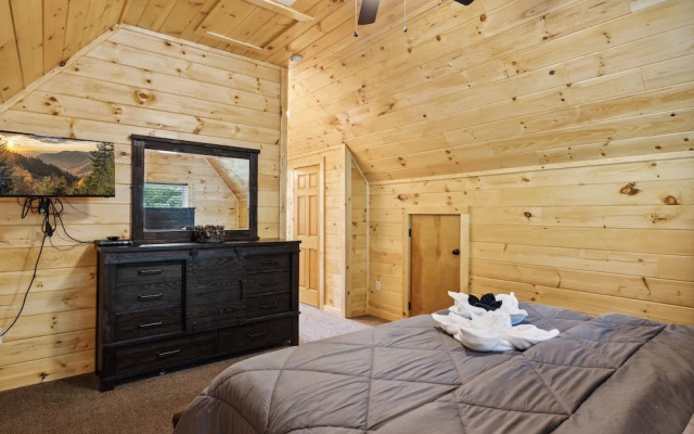 Creekside Manor 3 Bedroom Cabin by RedAwning