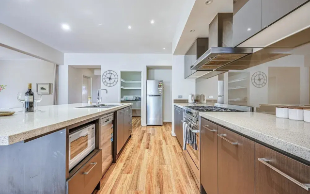 Stylish Luxe House at Point Cook