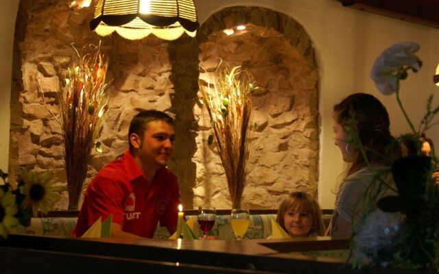 Landgasthof Zur Schwärzenburg - Familie Zwicknagl