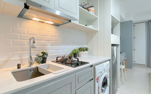 Pleasant Studio Room At Gold Coast Apartment