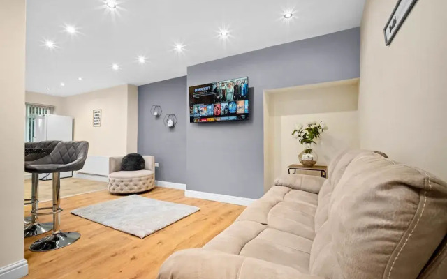 Harborne House 4 Bedroom Contractor Qe Hospital