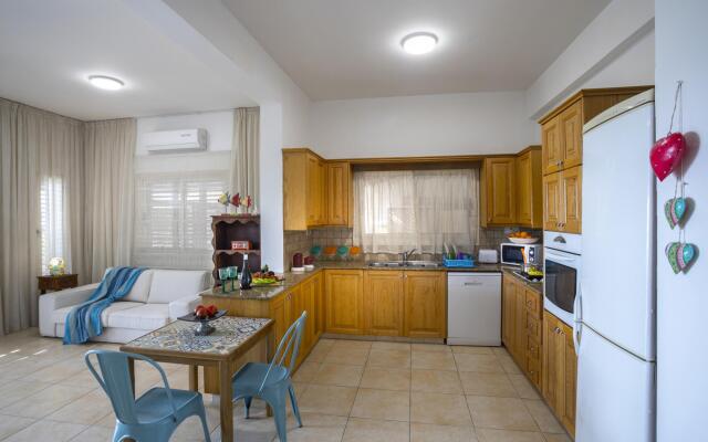 Beachfront Villa Meneou 5