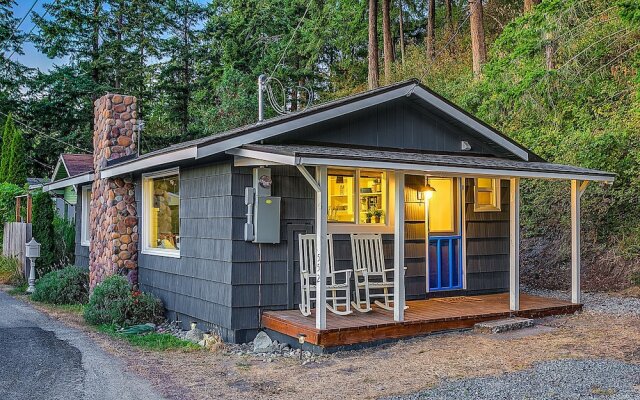 Beach and Blvd Bungalow on Sundin Beach by RedAwning