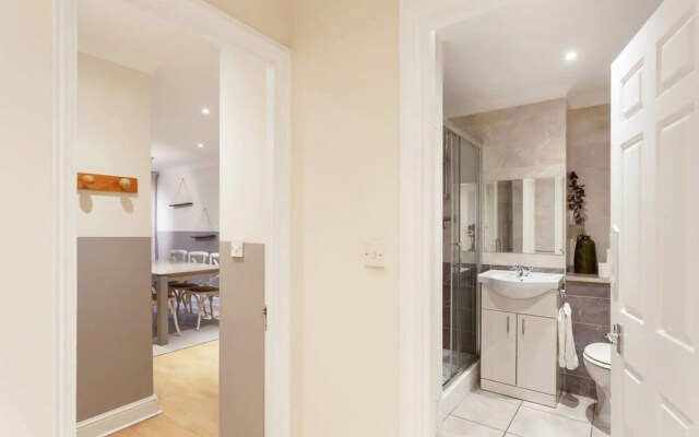 Beautiful 5 Bedroom Home With Garden in South Kensington