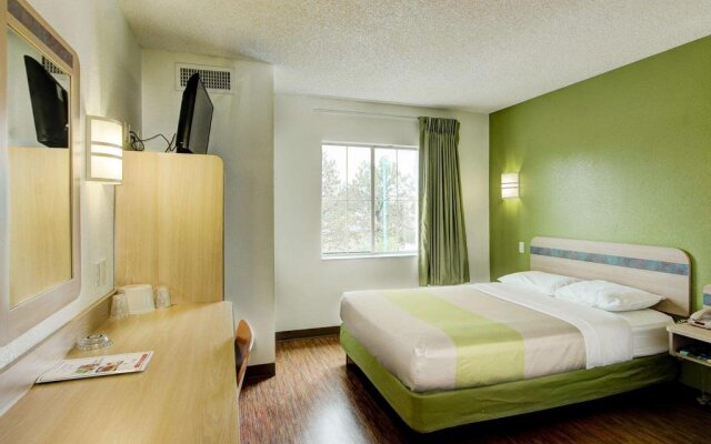 Super 8 by Wyndham Aurora East