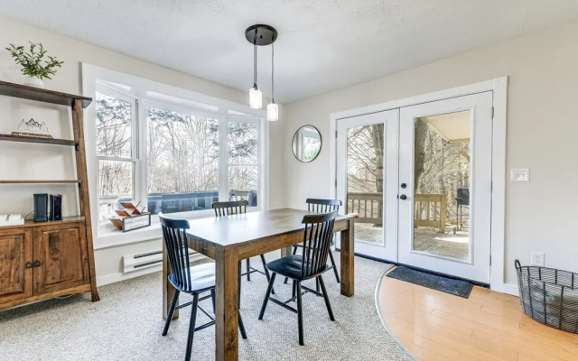 Fire Pit & Mountain Views: Waynesville Retreat!