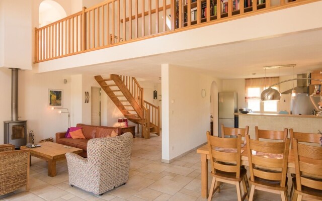 Luxurious Villa in Rouzede with Private Pool