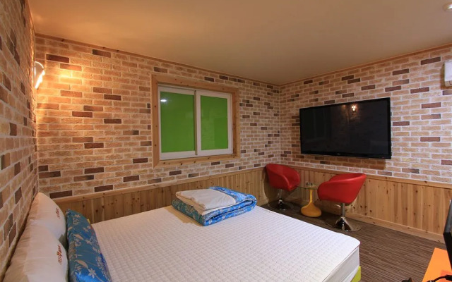 Hotel 369