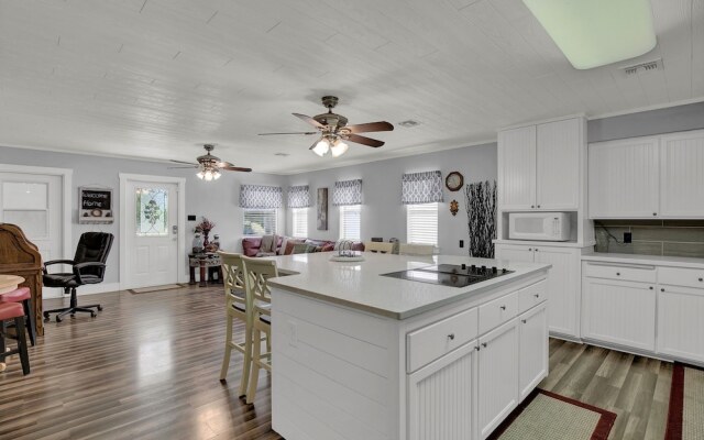 Charming Home With Hot Tub, Sauna & Grill!