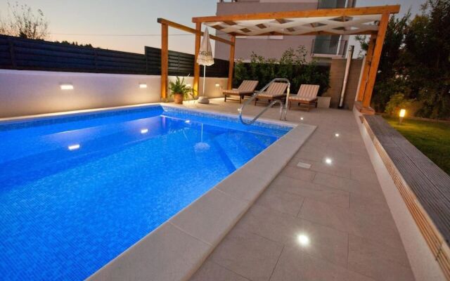 Spacious Apartment Milly With Pool
