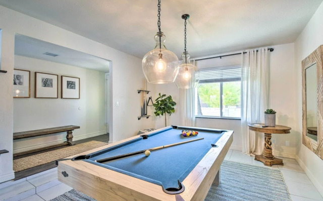 Modern Phoenix Home: Poolside Family Retreat!