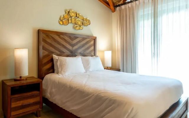 Exquisitely Adorned Luxury Unit Right on Flamingo Beach Sleeps 6