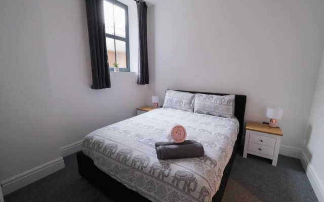 The Eden Warehouse - Pink Apartment (sleeps 4)