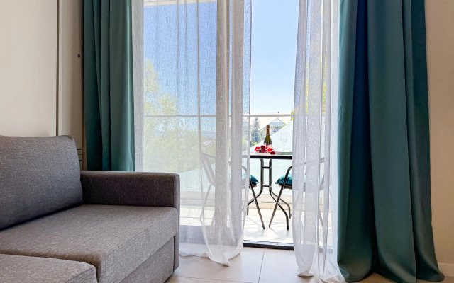 Aquamarine Apartment on Pionersky Avenue 20