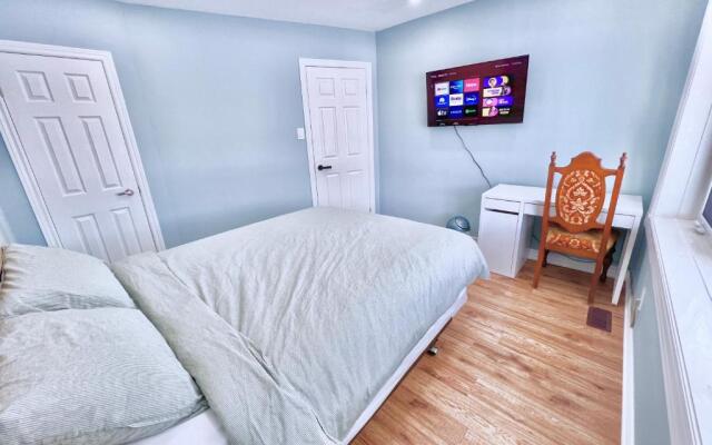 Renovated Rooms 10-min to Finch Subway Near Yonge St
