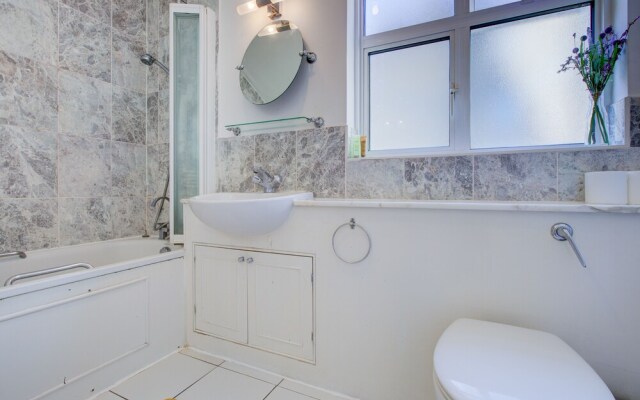 Private Family Apartment in Posh SW1 London