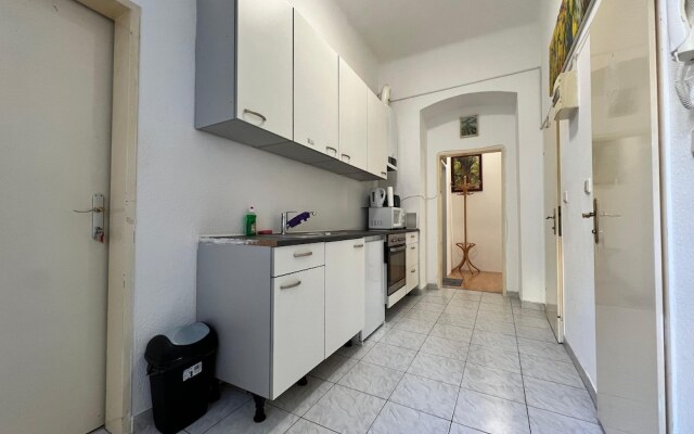 Affordable 3BR shared Apt. near Meidling