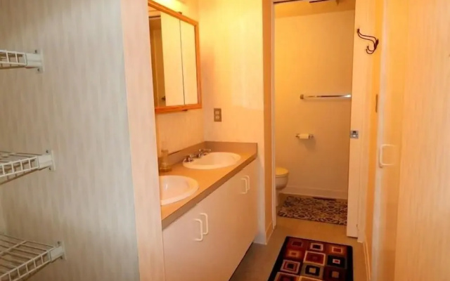 Arcade 15 2 Bedroom Condo by Redawning