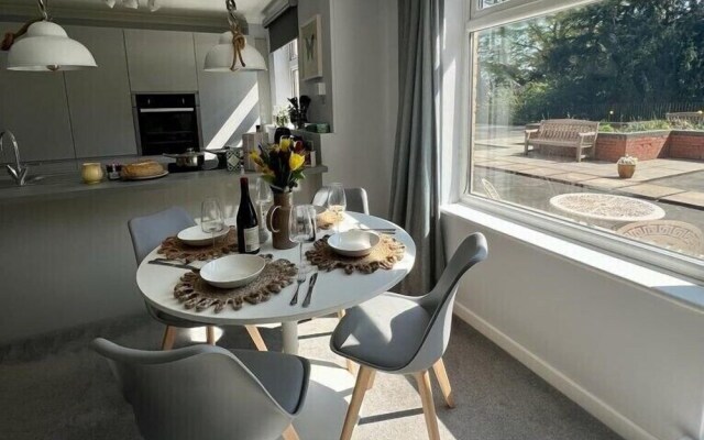 Sunny 2-Bedroom flat in Hoddesdon
